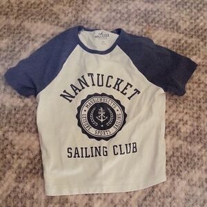 HOLLISTER BABY TEE SIZE XS